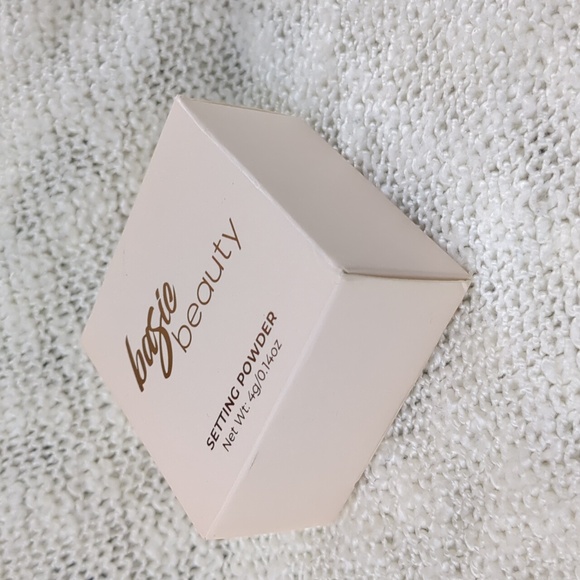 Basic Beauty Setting Powder in Translucent - Picture 6 of 10
